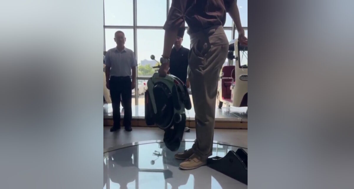 Εταιρεία κατασκεύασε αναδιπλούμενο ηλεκτρικό ποδήλατο σε μέγεθος τσάντας – Δείτε βίντεο